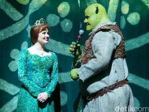 Kejutan di Pentas Shrek the Musical Jakarta Kejutan di Pentas Shrek the Musical Jakarta