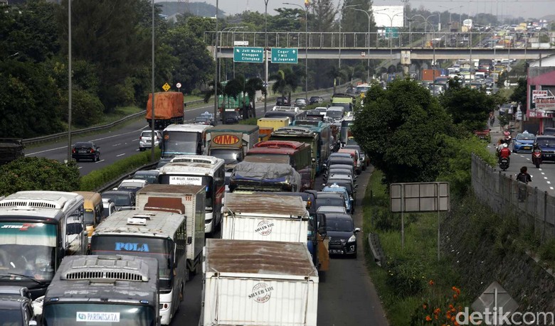 Tol Jagorawi Dipadati Kendaraan dari Puncak, Cibubur Tersendat