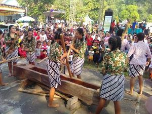 Pelajar Gelar Kotekan Lesung Rayakan Kenaikan Yesus dan Pesta Panen