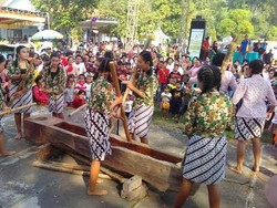 Pelajar Gelar Kotekan Lesung Rayakan Kenaikan Yesus dan Pesta Panen