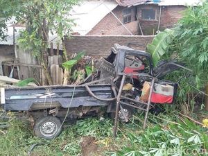 Mogok di Tengah Rel di Cirebon, Mobil Pick Up Dihantam Kereta Api