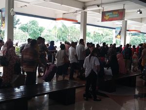 Libur Long Weekend, Antrean Penumpang di Bandara Halim Mengular