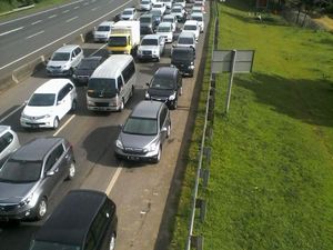 Lalin ke Puncak Diberlakukan Satu Arah, Menuju Jakarta Ditutup Sementara Lalin ke Puncak Diberlakukan Satu Arah, Menuju Jakarta Ditutup Sementara