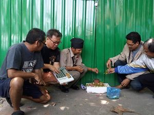 Kemenyan dan Dupa sebagai Bentuk Keprihatinan Robohnya Rumah Radio Bung Tomo Kemenyan dan Dupa sebagai Bentuk Keprihatinan Robohnya Rumah Radio Bung Tomo