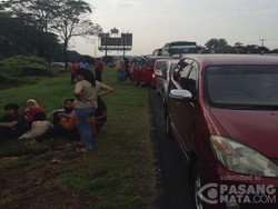 4 Jam Parkir di Jalan ke Puncak, Rio Sekeluarga Lesehan di Rerumputan