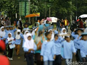 Libur Long Weekend, Ragunan Dipadati Pengunjung