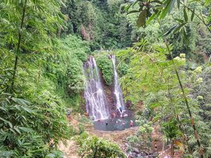 Celebrity on Vacation: Main Floaties di Air Terjun Jagir Banyuwangi Celebrity on Vacation: Main Floaties di Air Terjun Jagir Banyuwangi