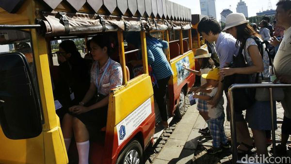 Monas Dipadati Pengunjung