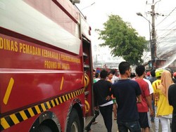 3 Toko Terbakar di Ciputat, 9 Mobil Pemadam Dikerahkan