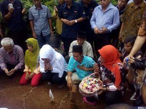 1 Pemerkosa Gadis 14 Tahun di Bengkulu Masih Buron, Diimbau Serahkan Diri 1 Pemerkosa Gadis 14 Tahun di Bengkulu Masih Buron, Diimbau Serahkan Diri