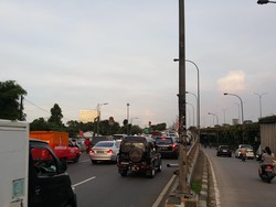 Macet Panjang di Cilandak Arah Pasar Rebo di Jalur Tol dan Arteri