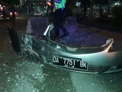 Minibus Tabrak Separator Busway di Slipi, Bemper Mobil Tertinggal di Lokasi