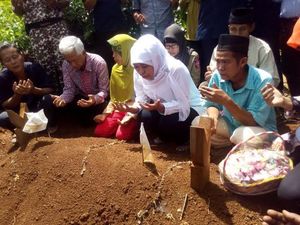 Mensos Ziarah ke Makam Gadis 14 Tahun Korban Pemerkosaan, Orangtua Menangis