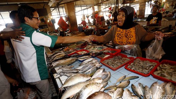 Sandiaga Uno Blusukan ke Pasar Tradisional Rawamangun