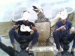 Beredar Foto Konyol Abege yang Injak Patung Pahlawan, Polisi Cek Lubang Buaya