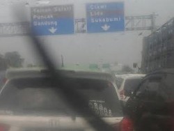Macet, Kendaraan Arah Puncak Tak Gerak Lepas Gerbang Tol Ciawi