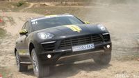 SUV Porsche Jelajahi Pelosok Kamboja