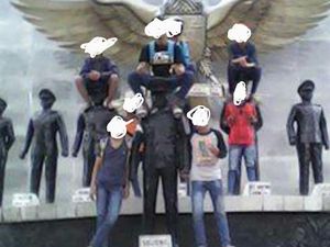 Pesan Polisi ke Abege yang Foto Injak Patung Pahlawan: Kalau Foto Sopan!