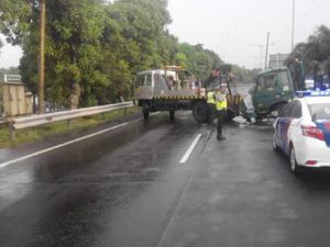 Kontainer Tabrak Pembatas Jalan di Jagorawi, Petugas Kerahkan Derek