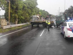 Kontainer Tabrak Pembatas Jalan di Jagorawi, Petugas Kerahkan Derek