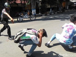 Ugal-Ugalan Saat Rayakan Kelulusan, Belasan Pelajar Dihukum Cium Aspal dan Push Up