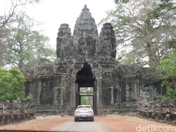 SUV Porsche Blusukan ke Pelosok Kamboja