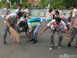 Rayakan Kelulusan, Siswa SMAN di Situbondo Bersihkan Jalan dan Bagi Sembako