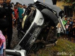 Isuzu Panther Hancur Dihantam KA Gajayana, Satu Keluarga Selamat