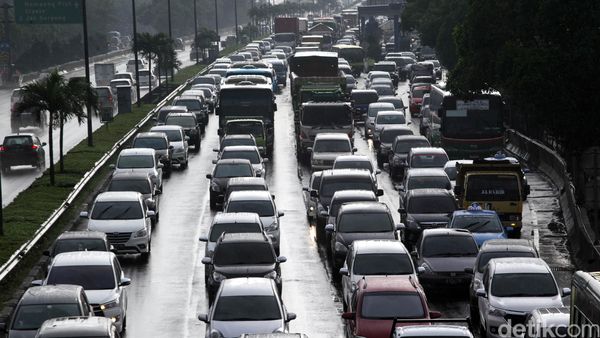 Tol TB Simatupang Mengular Panjang