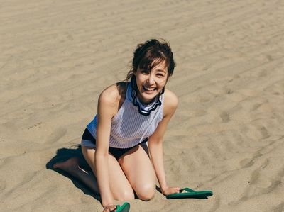 Tiffany SNSD Happy dan Seksi di Atas Pasir
