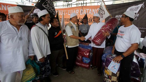 HTI Beri Bantuan Warga Luar Batang