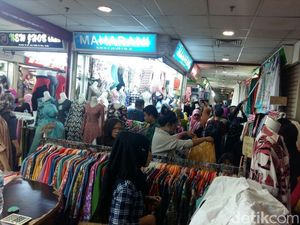 Libur Panjang, Pasar Tanah Abang Diserbu Pembeli