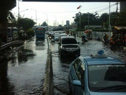Diguyur Hujan, Jalan di Kawasan Tomang dan Slipi Tergenang 50 cm