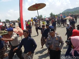 Keraton Yogyakarta Larung Baju Sultan HB X di Pantai Parangkusumo Bantul