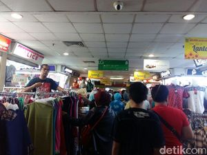 Jelang Ramadhan, Pedagang Pasar Tanah Abang Gencar Jual Baju Muslim