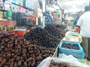 Penjualan Kurma di Tanah Abang Laris Manis Jelang Puasa