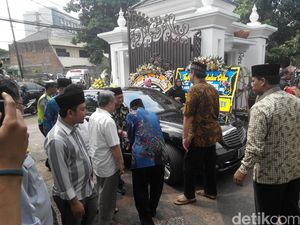 BJ Habibie Melayat Andi M Ghalib di Rumah Duka