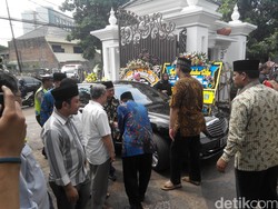 BJ Habibie Melayat Andi M Ghalib di Rumah Duka