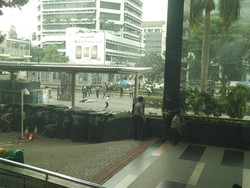 Demo HMI di Depan Gedung KPK Ricuh, Massa Lempari Batu dan Bakar Ban