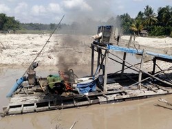 Polisi Musnahkan Alat Penambangan Emas Ilegal di Riau