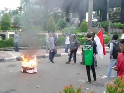 Penampakan Massa HMI Saat Bakar Ban di Depan KPK