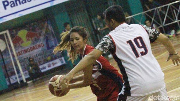 Aksi Maria Selena dan Sederet Selebriti Tanding Basket