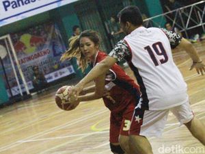 Aksi Maria Selena dan Sederet Selebriti Tanding Basket