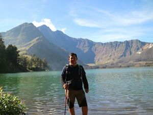 Saat Keindahan Gunung Rinjani Diganggu Kotoran Manusia
