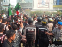 Demo HMI di Medan, Massa Aksi Saling Dorong dengan Polisi