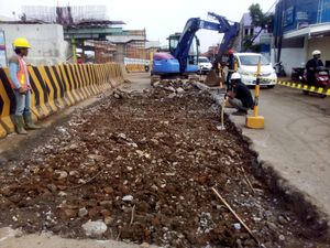 Jalan Rusak di Kalimalang Mulai Diperbaiki, Tapi Masih Banyak Jalan Berlubang