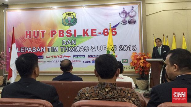 HUT PBSI Ke-65 Ketum PBSI, Gita Wirjawan, memberikan kata sambutan dalam HUT PBSI Ke-65. (CNN Indonesia/Arby Rahmat Putratama)