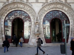 Patung Bersejarah Hancur Gara-gara Penggila Selfie