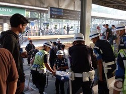 Tak Tahan Berdesakan di Commuter Line, Perempuan Tumbang di Stasiun Rawa Buntu