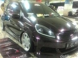 Honda Brio Berbalut Stiker Mirip Cat